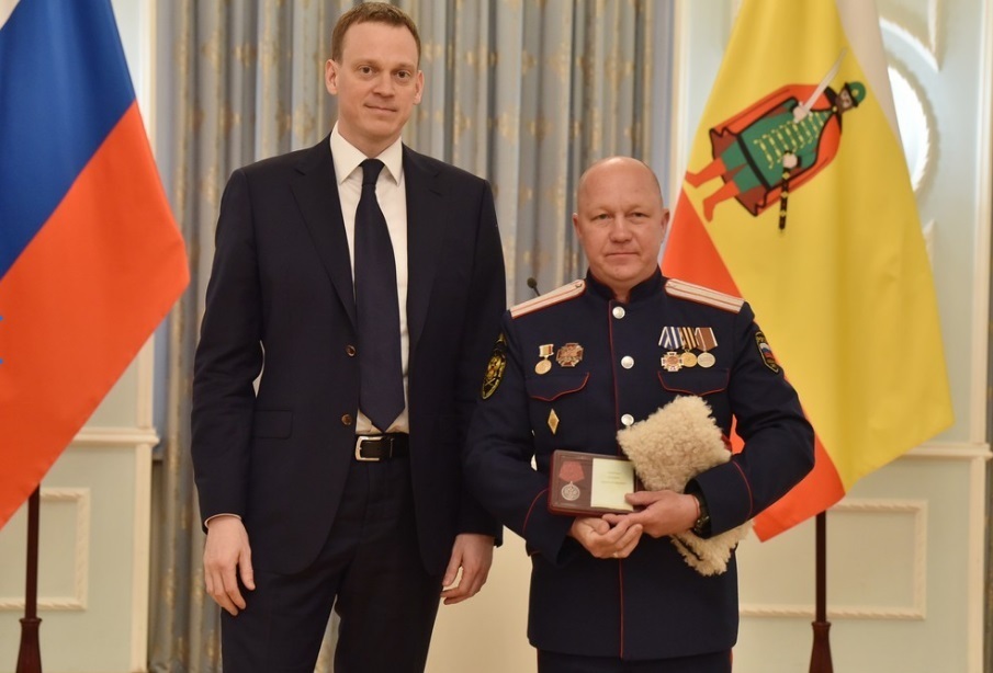 Одни воюют- другие шикуют