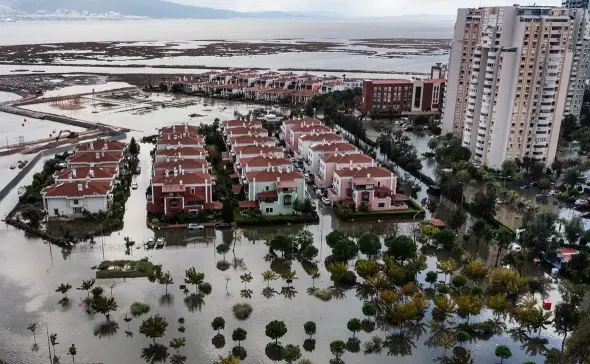 Изменение климата. В Турции после ливней в ноябре 2023 г.море затопило побережье.
