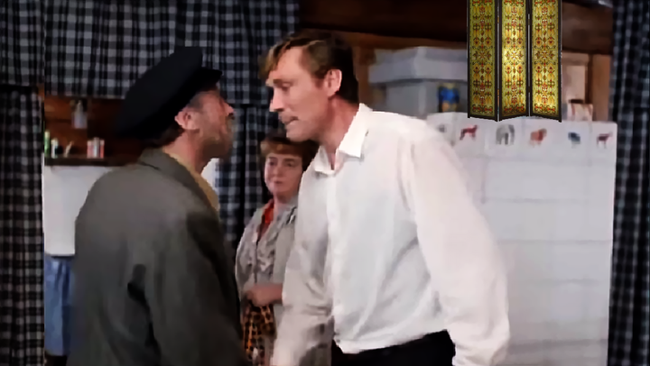 Какой реквизит объединяет кадры из трёх популярных советских фильмов?