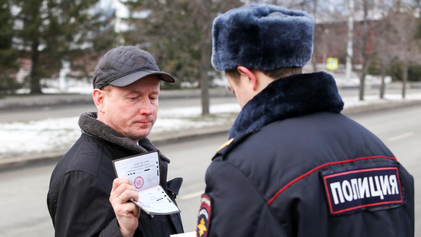 Полиция проверяет документы. Милиция проверяет документы. Полицейский на улице. Полицейский беседует с гражданами.