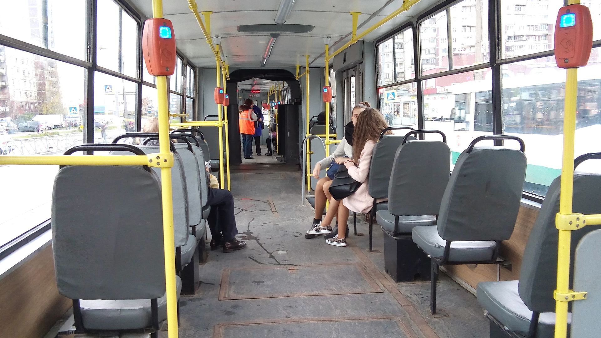 Почему водители автобуса, при виде социальный карты или школьников, предлагают не оплачивать проезд, а просят быстрее проходить в салон автобуса?