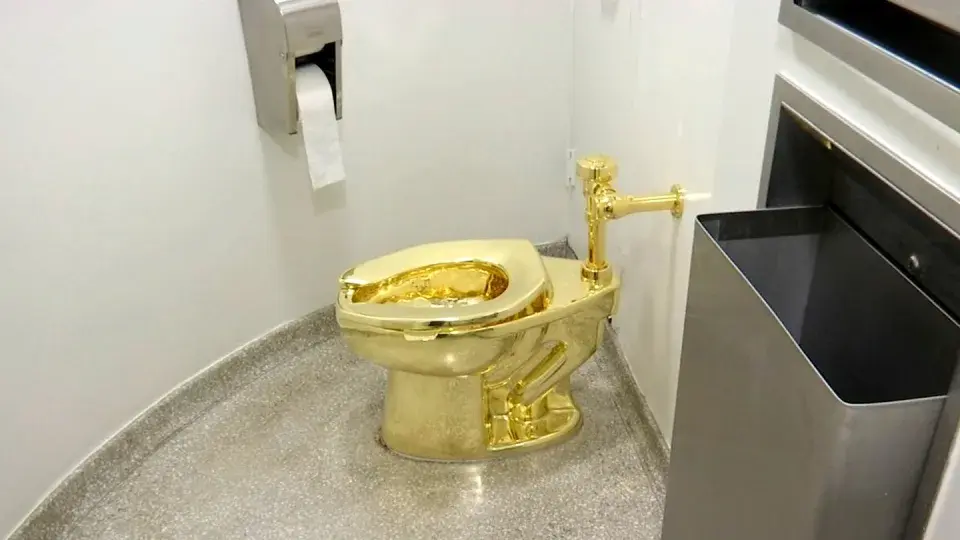 "Исчезновение Золотого Унитаза: Кража искусства и шок для Бленхеймского дворца"