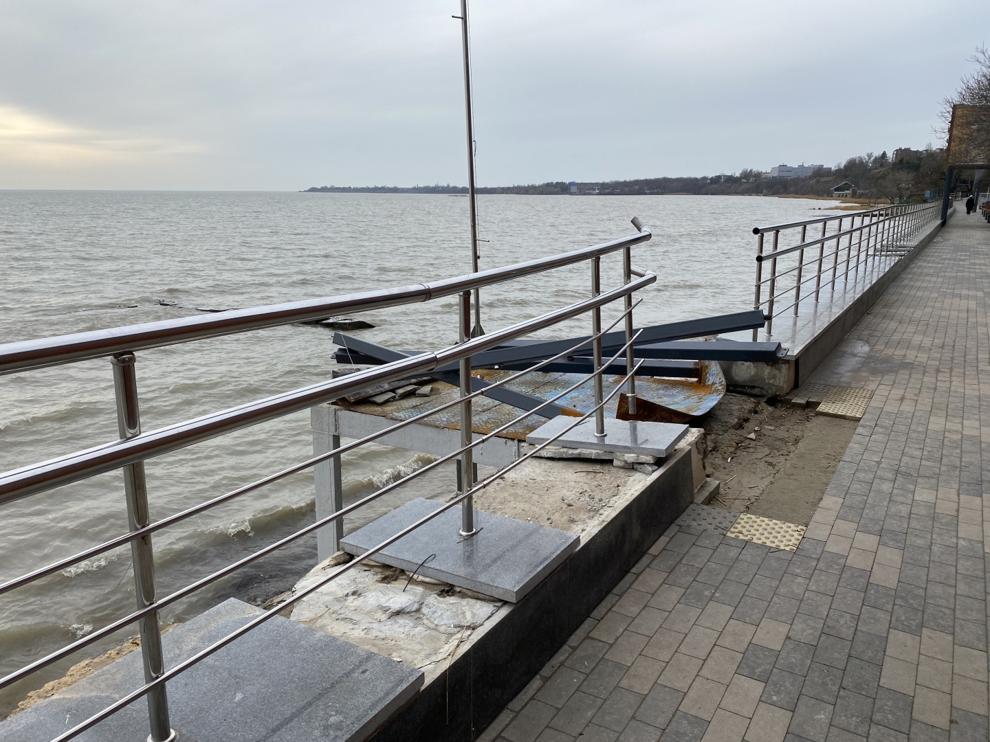 Посетил город Таганрог после недавнего шторма. Шокирующая картина. Набережных больше нет.