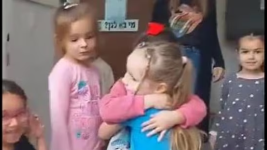 Израильская девочка встречается со своими друзьями после освобождения из плена ХАМАСа