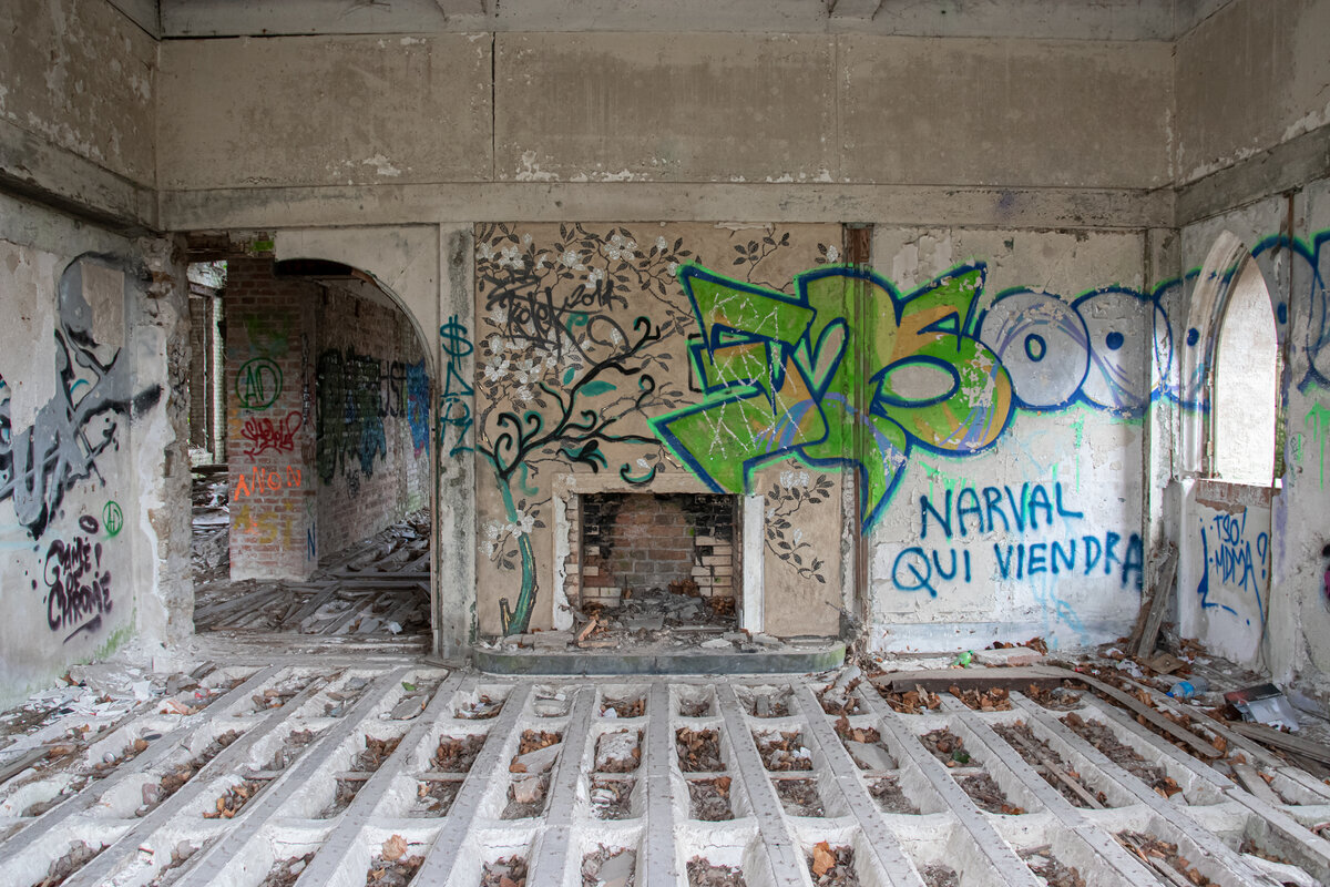 Заброшенный особняк, как из фильма ужасов, с трагичной историей