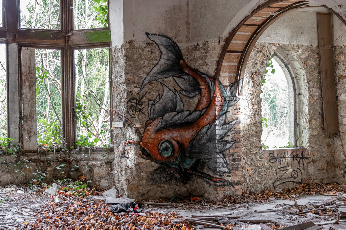 Заброшенный особняк, как из фильма ужасов, с трагичной историей