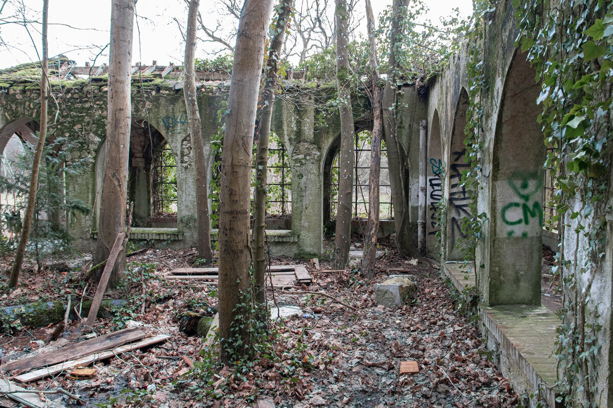 Заброшенный особняк, как из фильма ужасов, с трагичной историей