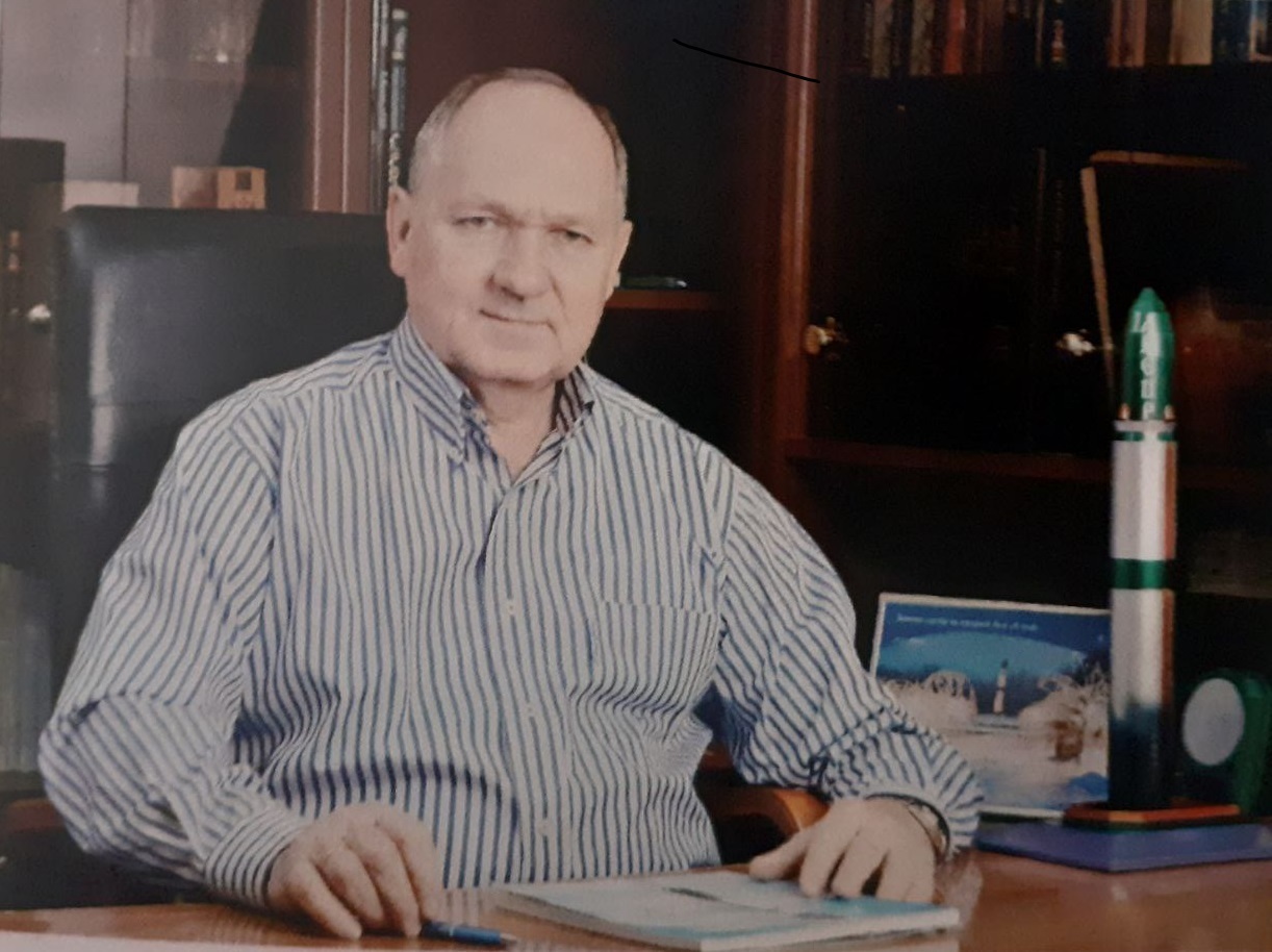 Порезать ядерные ракеты на металлолом за 10 тысяч долларов? Или запустить в космос и заработать 100 миллионов? Как бы Вы поступили?