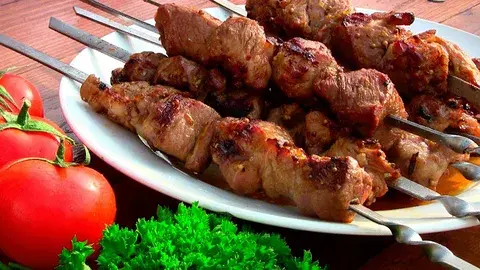 Готовим праздник: топ-5 рецептов мясных блюд на Новый год