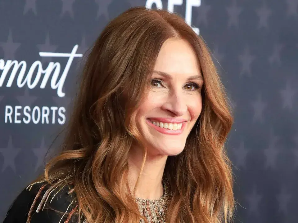 "Джулия Робертс: Материнство и Поддержка Образования"