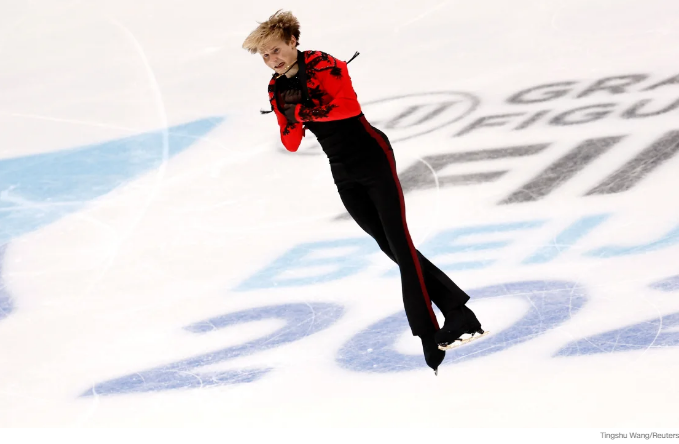 Американский подросток Илья Малинин вошел в историю фигурного катания и выиграл финал Гран-при.