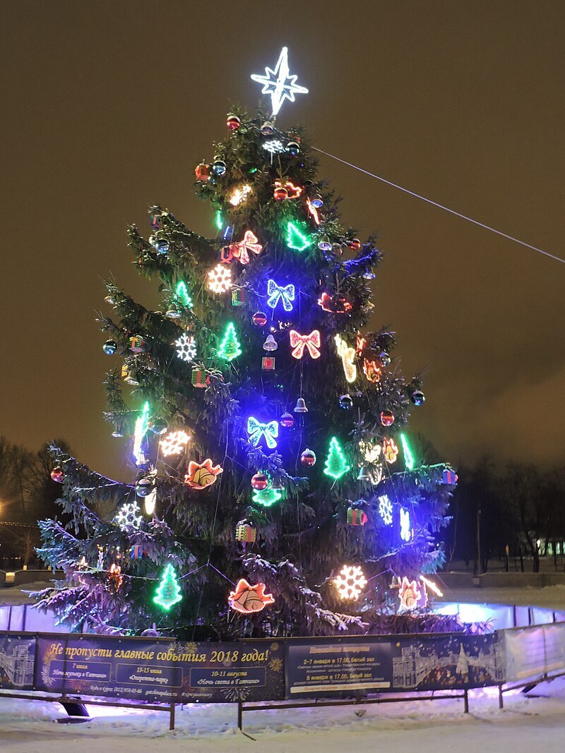 Покупайте елочные игрушки и елочные украшения заранее, а не 31 декабря в 23-55 поехали в магазин, а там пусто!