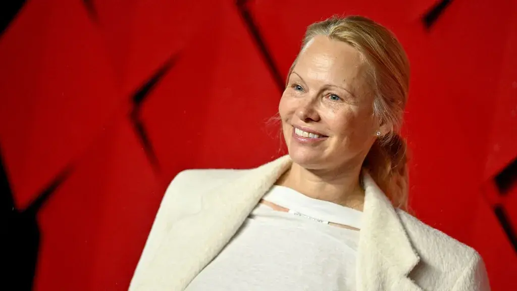 Тихая роскошная кухня Памелы Андерсон сигнализирует о том, что эта тенденция к классическим напольным покрытиям будет огромной в 2024 году