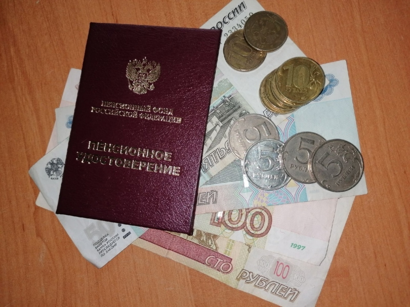 Депутаты требуют вернуть индексацию работающим пенсионерам немедленно