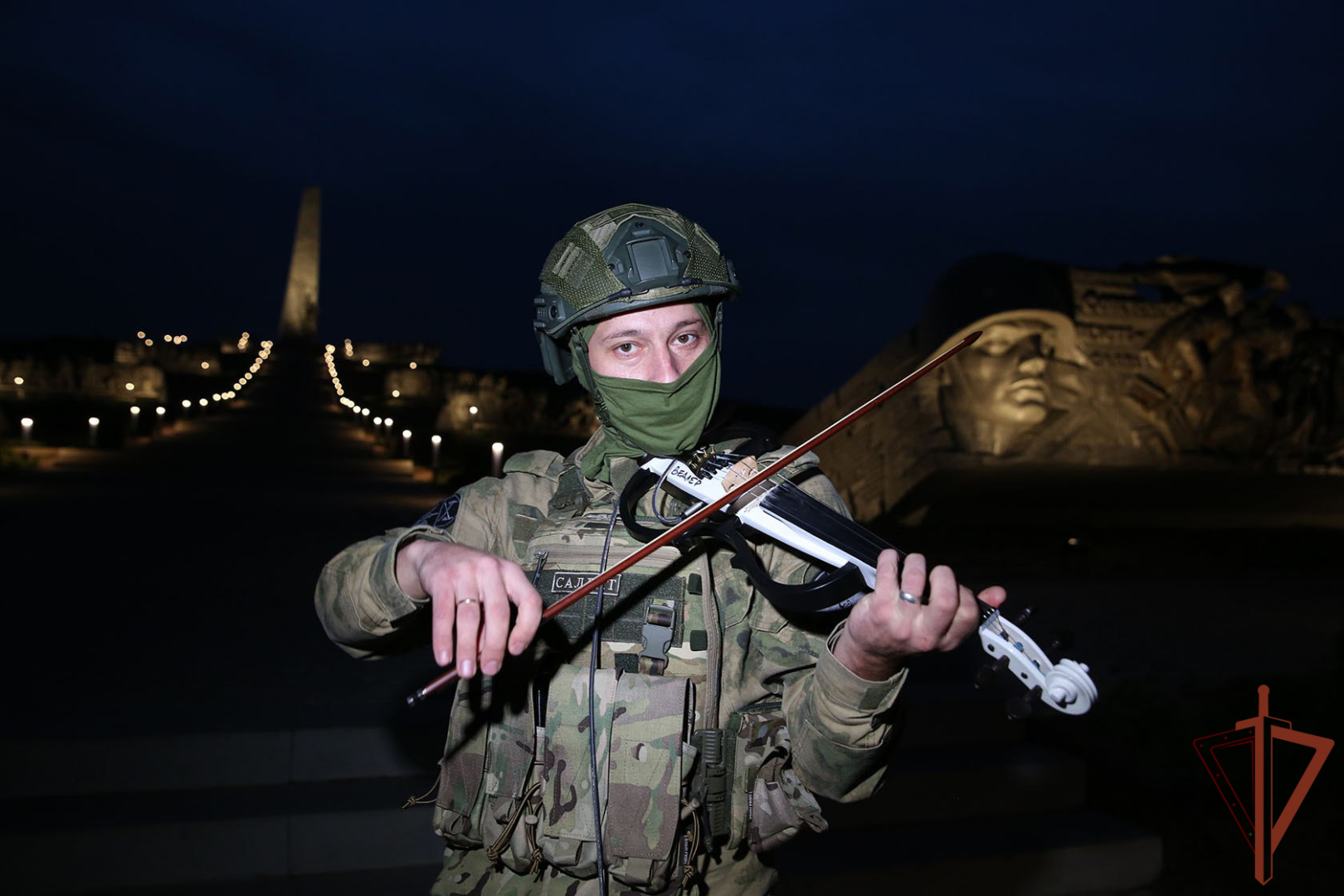 Спецназовец Росгвардии исполнил музыкальное произведение в память об отдавших свою жизнь за Отечество солдатах и офицерах в Донецке