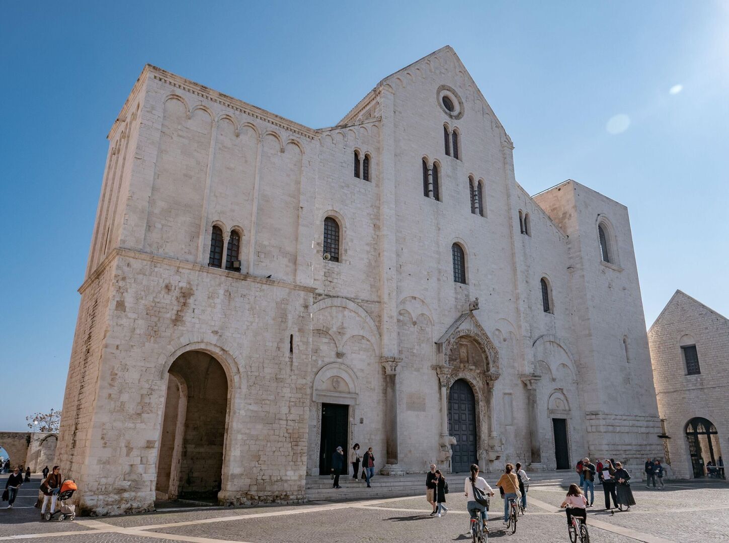 Где на самом деле похоронен Санта-Клаус, Итальянский город