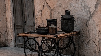 Автомобиль заведен, но не едет. За рулем водитель?