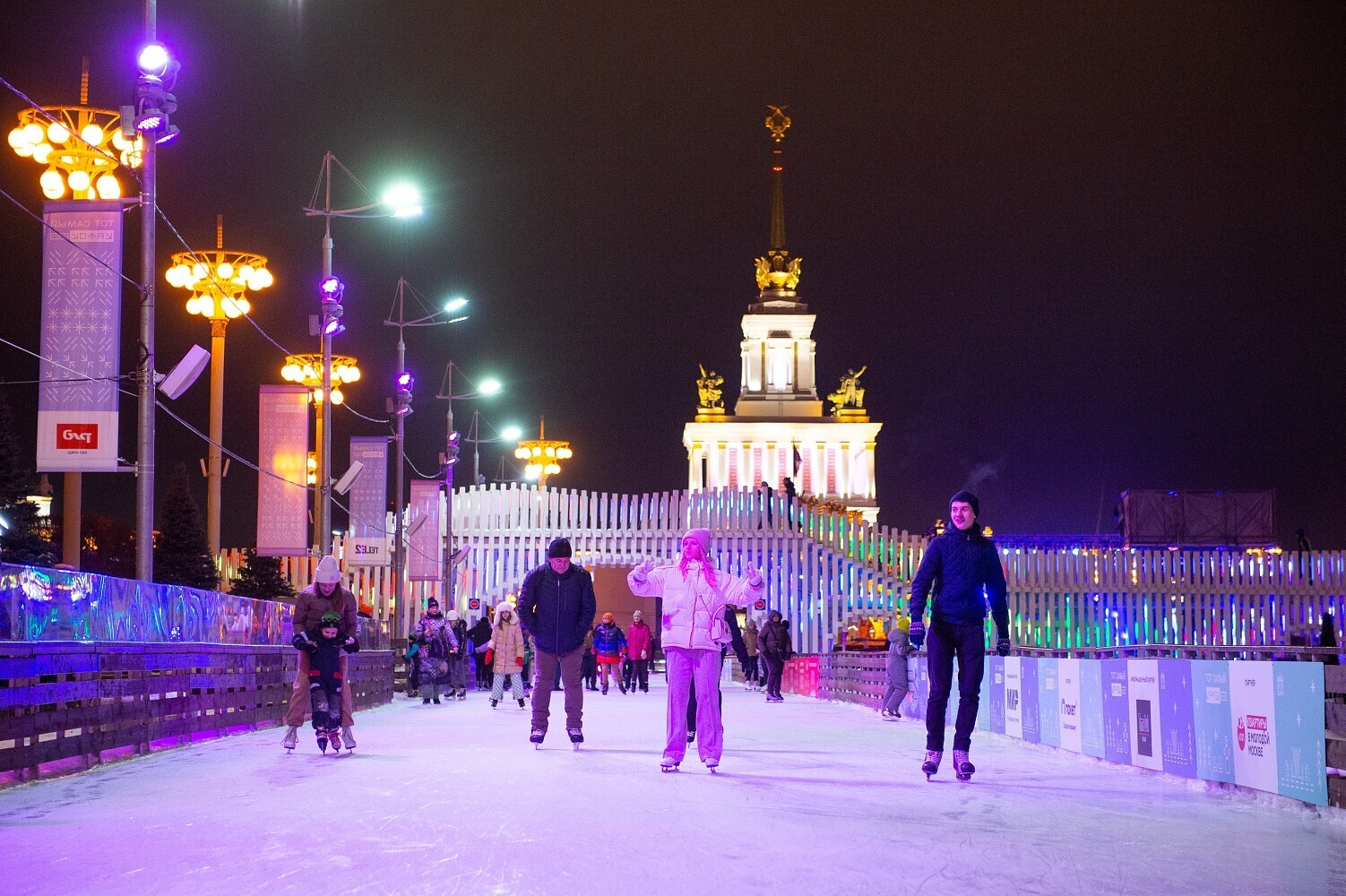 Когда закроют катки в москве 2024. Каток на ВДНХ 2023. Каток ВДНХ, Москва. Каток ВДНХ 2022-2023. Каток ВДНХ 2023 год.