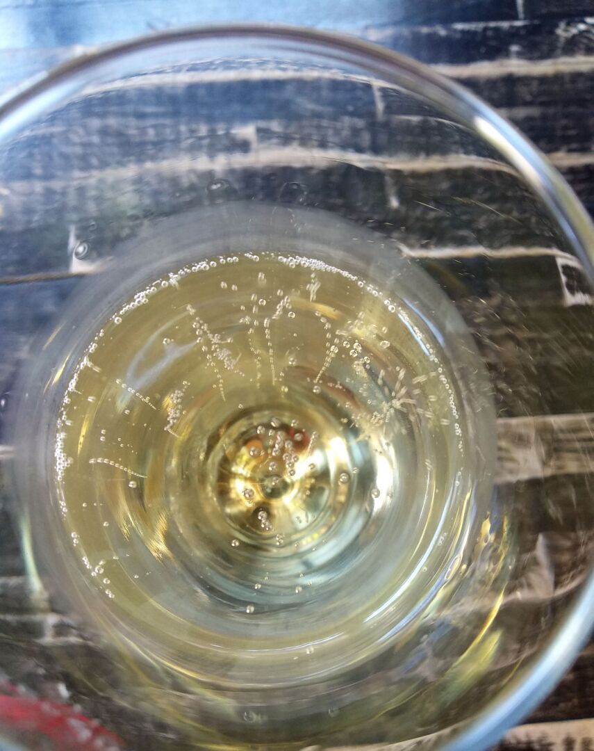 В Новый год я пишу записку с желанием, поджигаю и бросаю в шампанское (главное – вера, что желание сбудется)