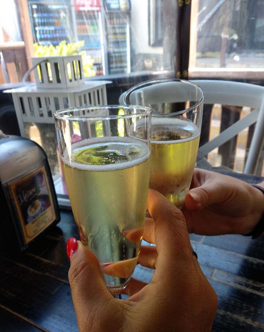 В Новый год я пишу записку с желанием, поджигаю и бросаю в шампанское (главное – вера, что желание сбудется)