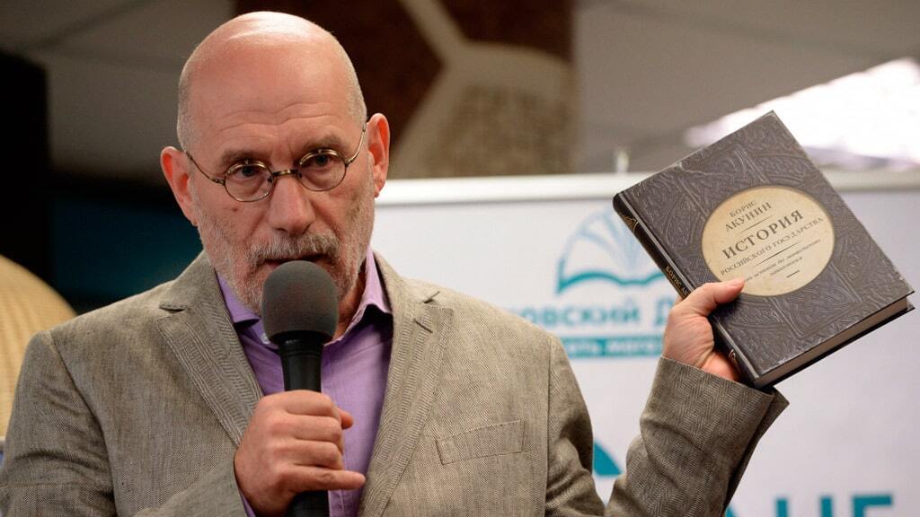 Писателя Бориса Акунина внесли в перечень террористов и экстремистов. Мнение юриста