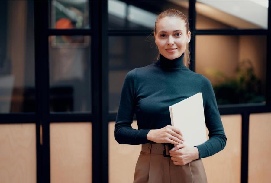 «Карьера женщины – попытка курицы воспарить». Почему религии борются с правами женщин?