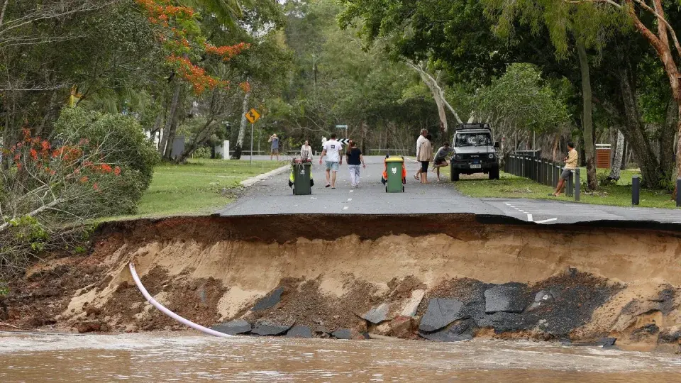 Наводнения после тропического шторма "Джаспер" в Австралии: Ситуация на Северо-Востоке в Русле Чрезвычайных Осадков