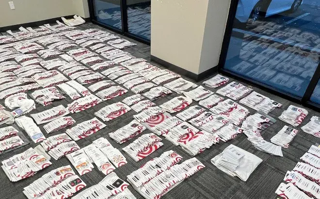 "Полиция предупреждает покупателей о мошенничестве с подарочными картами: Что нужно знать о мошенничестве с подарочными картами"