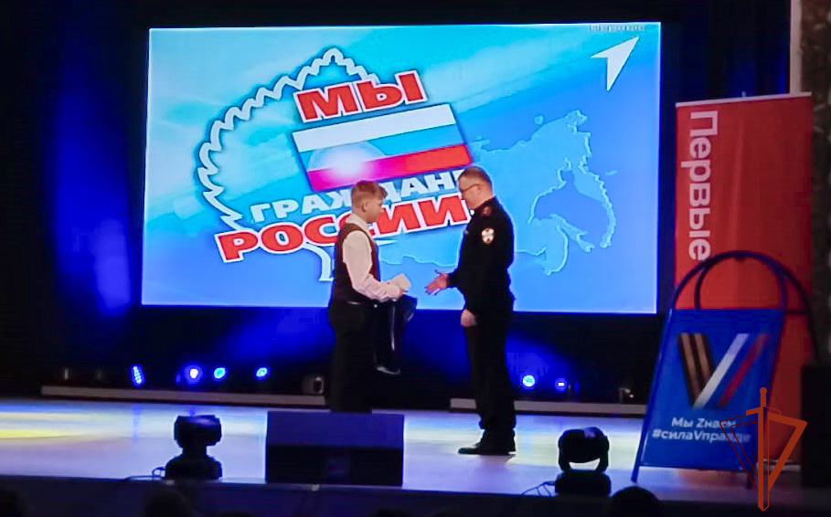 В Новосибирской области сотрудники вневедомственной охраны Росгвардии приняли участие во вручении паспортов юным гражданам