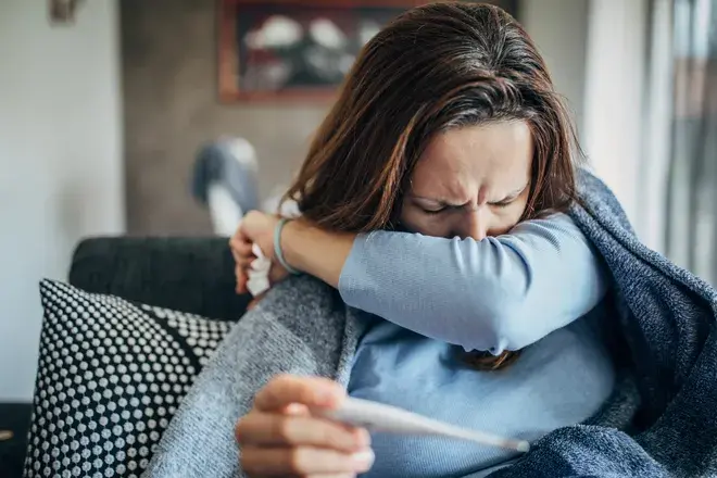 "Новый вариант COVID JN.1 становится все более распространенным в этот сезон отпусков: На какие симптомы следует обратить внимание"