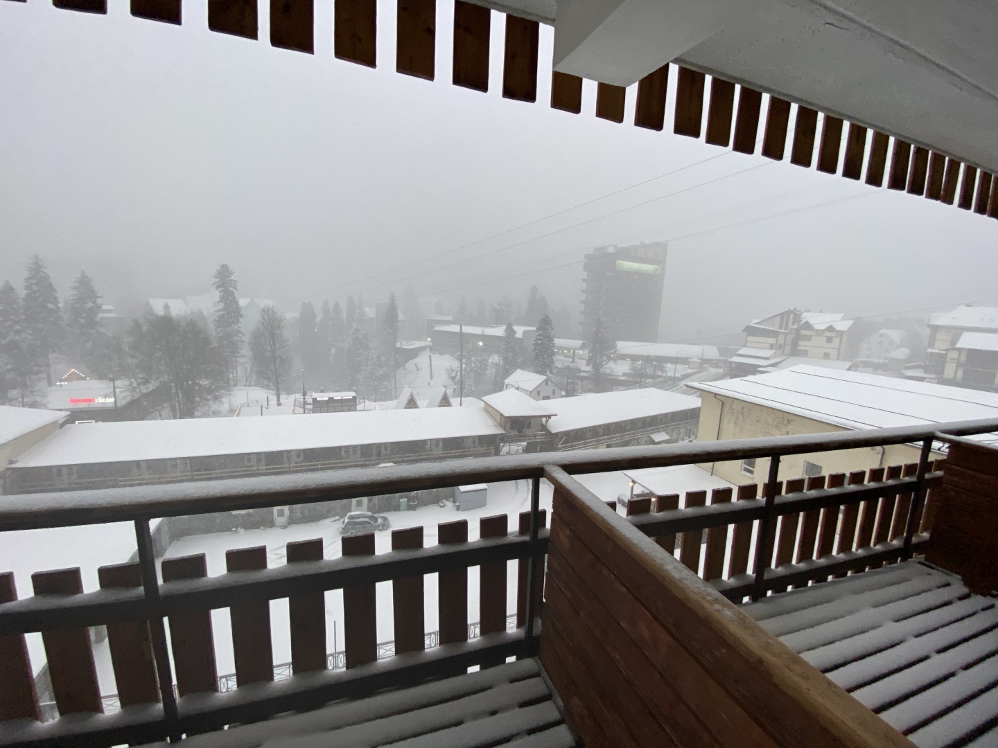 Это вам не Куршевель. Отель из 90-х в Домбае