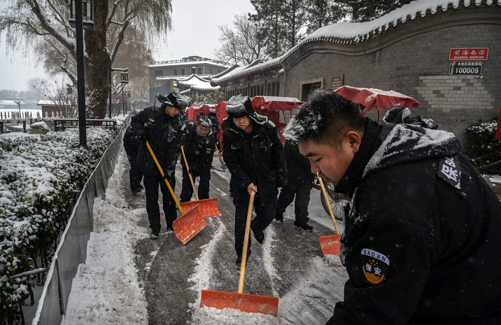 Похолодание охватило Китай. Снег в Пекине вызвал хаос.