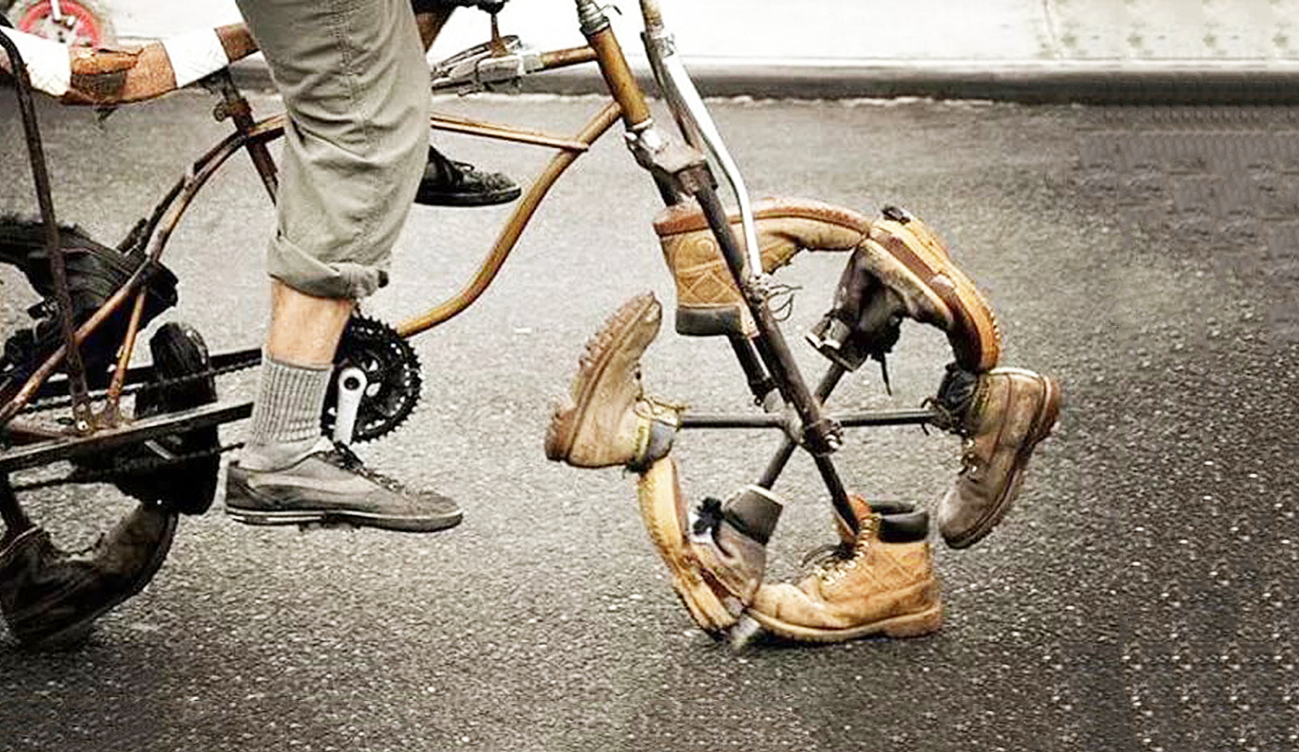 Изобретать велосипед. Велосипед с колесами из ботинок. Велосипед с ногами. Прикольные изобретения.