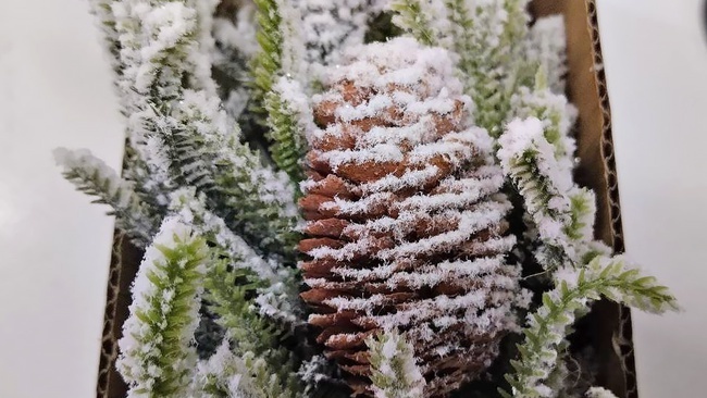 Снеговик на удлиняющихся ногах и уникальные новогодние игрушки с ручной росписью. Как можно недорого украсить новогоднюю елку в этом году