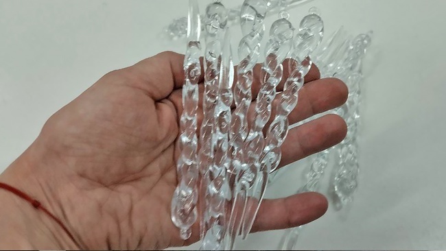 Снеговик на удлиняющихся ногах и уникальные новогодние игрушки с ручной росписью. Как можно недорого украсить новогоднюю елку в этом году