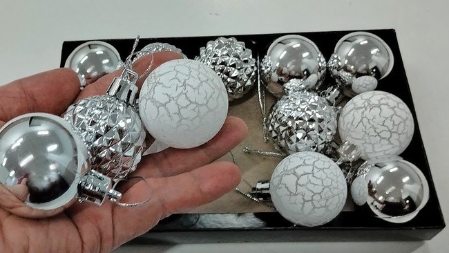 Снеговик на удлиняющихся ногах и уникальные новогодние игрушки с ручной росписью. Как можно недорого украсить новогоднюю елку в этом году