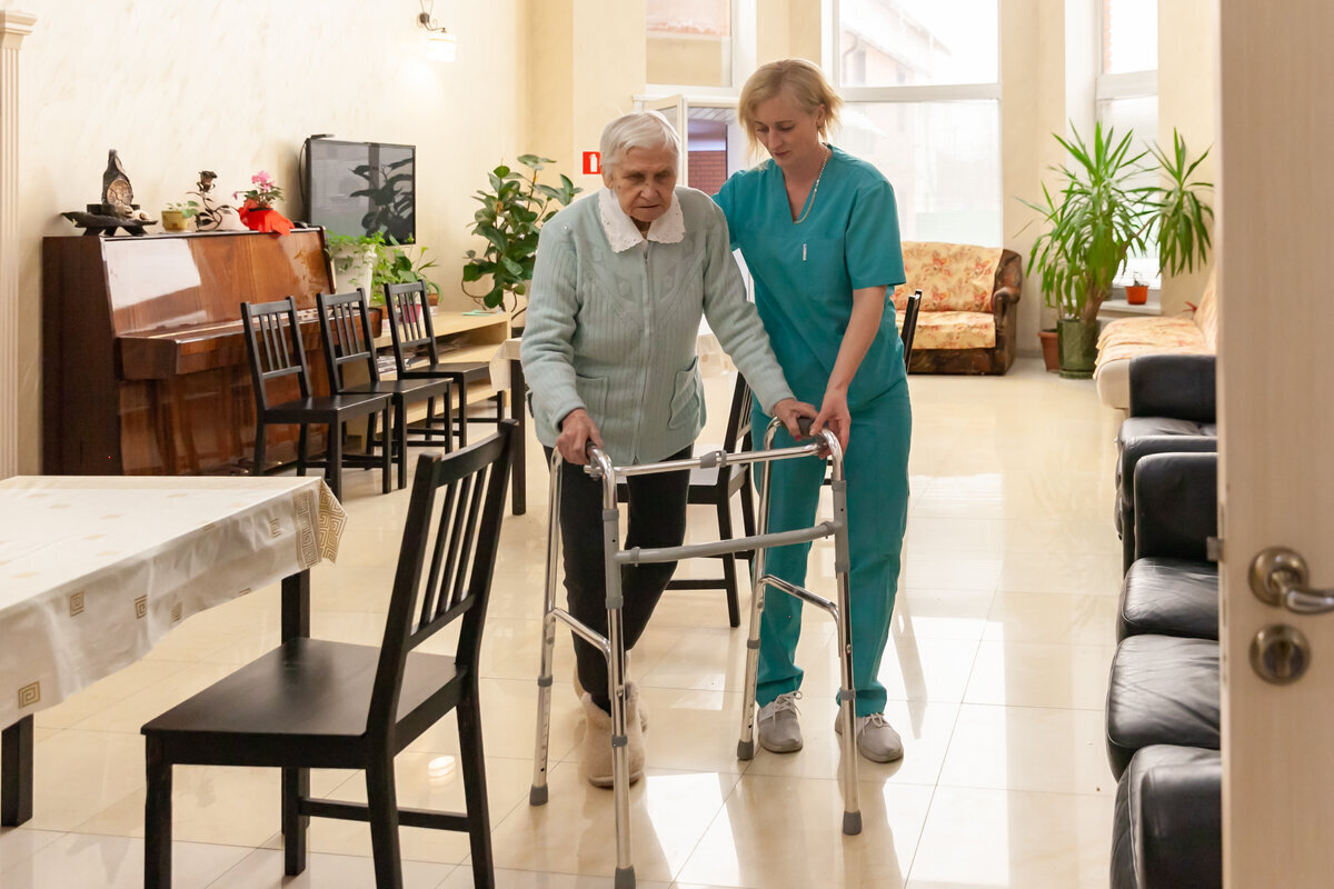 Правовые особенности устройства родственника в дом престарелых