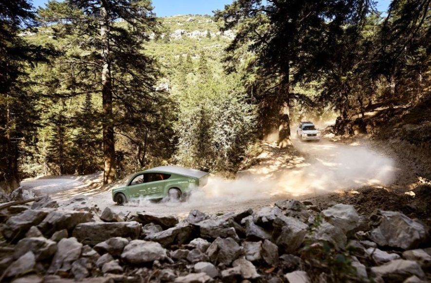 «Первый в мире внедорожный внедорожник на солнечной энергии» проехал по Марокко, питаясь только от солнца