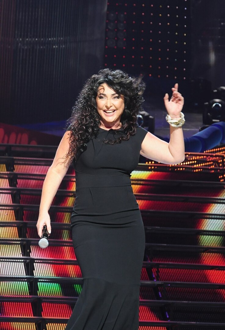 А Лолита Милявская реальная красавица. Особенно в молодости. Вон Лолиточка прекрасна. Рядом Сашенька? Хорош.