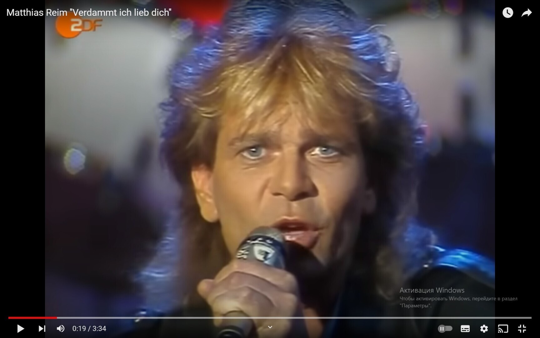 Догадаетесь по примеру кого, этот певец-музыкант создал свой образ? Это примерно конец 1980- или начало 1990-х годов видать.