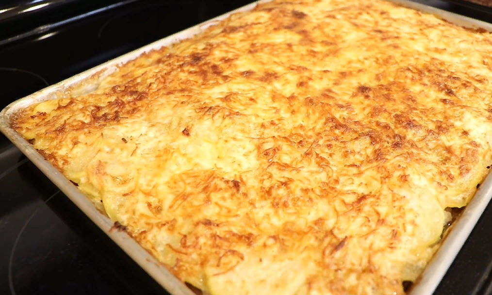 Мясо по французски в духовке под сырной шубой на картофельной, луковой и морковной подушке