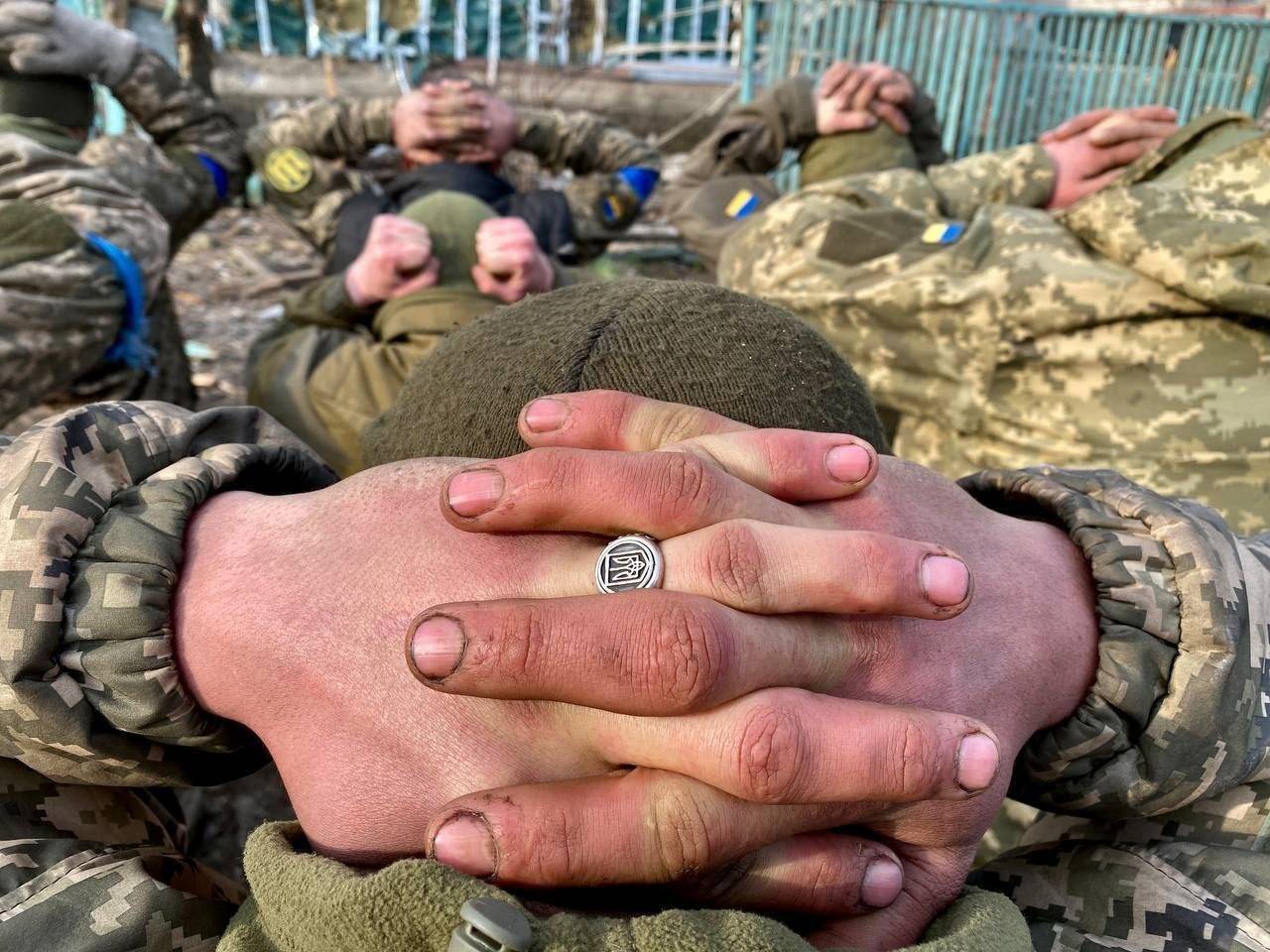 На войне живут бойцы. Пленные украинские солдаты 2022. Военные картинки.