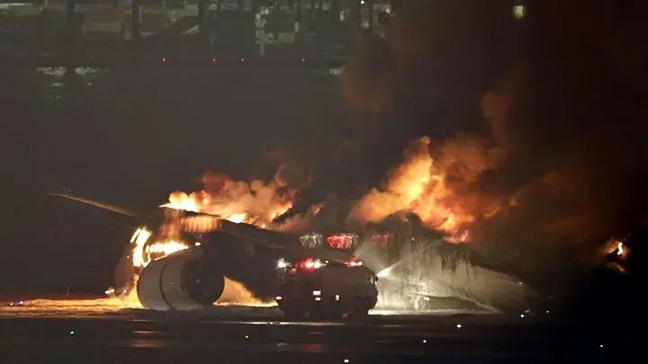 Самолет Japan Airlines загорелся после столкновения в токийском аэропорту Ханэда, в результате 5 погибших