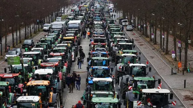 Тысячи немецких фермеров восстают против захвата ВЭФом контроля над продовольствием