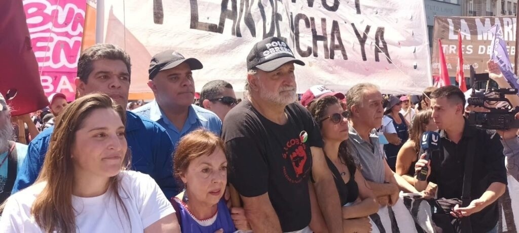 ⚡Десятки тысяч участников вышли на улицы Аргентины, выражая свой протест в рамках профсоюзных и акций левых активистов.