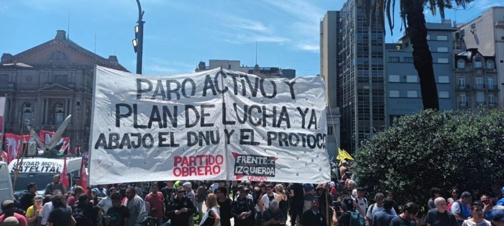 ⚡Десятки тысяч участников вышли на улицы Аргентины, выражая свой протест в рамках профсоюзных и акций левых активистов.
