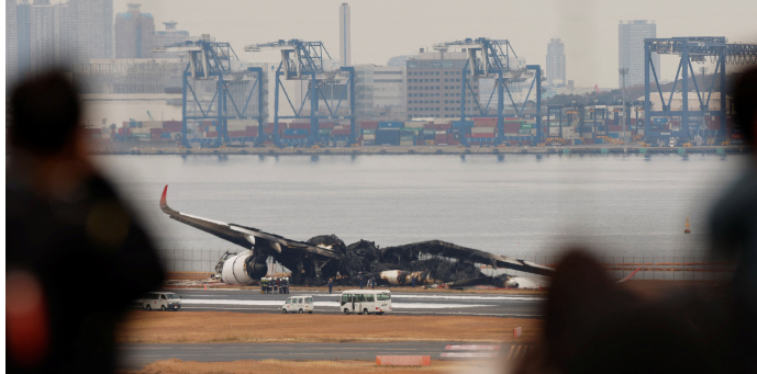 Япония расследует катастрофу в аэропорту Токио: отменено более 300 рейсов