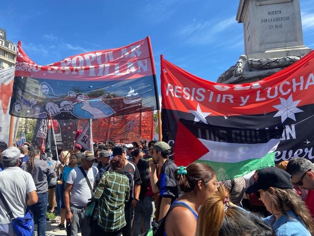 ⚡Десятки тысяч участников вышли на улицы Аргентины, выражая свой протест в рамках профсоюзных и акций левых активистов.