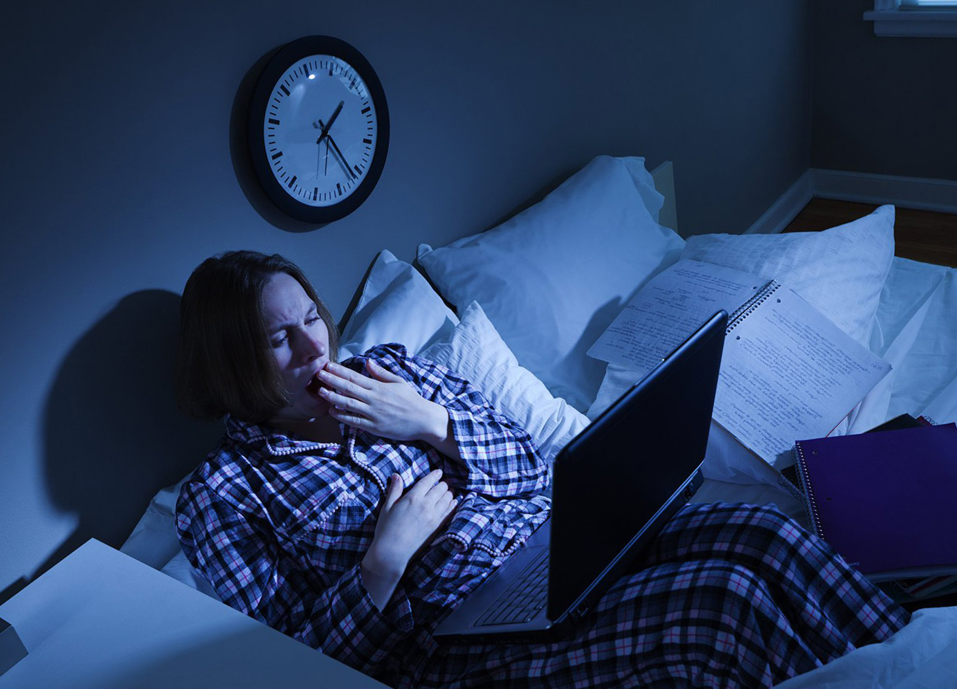 Недостаток сна, особенно в глубокой фазе, приводит к ухудшению памяти и повышает вероятность развития деменции.