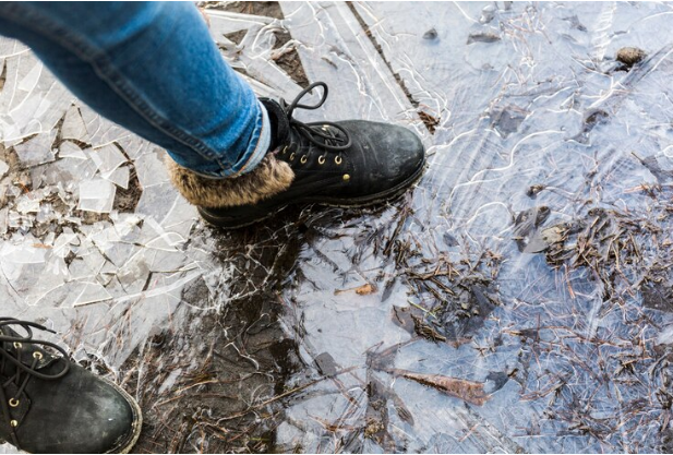 Последствия травмы от падения на скользком участке: с кем судиться